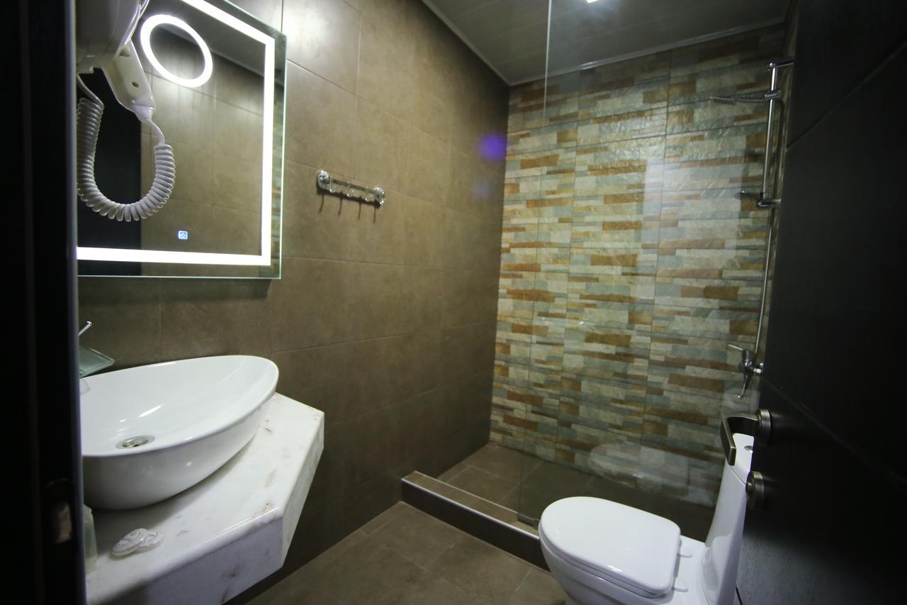 West Tower Hotel Koutaïssi Extérieur photo